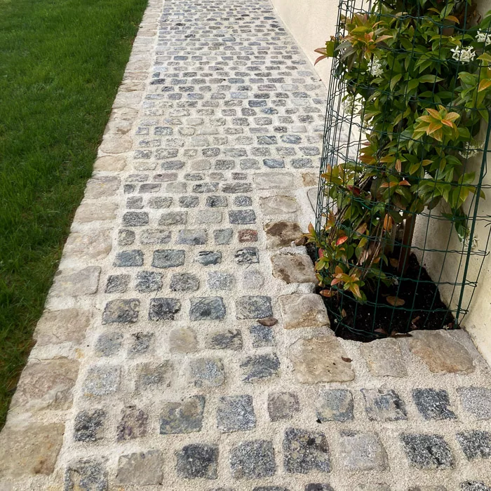 pavés granit long du jardin
