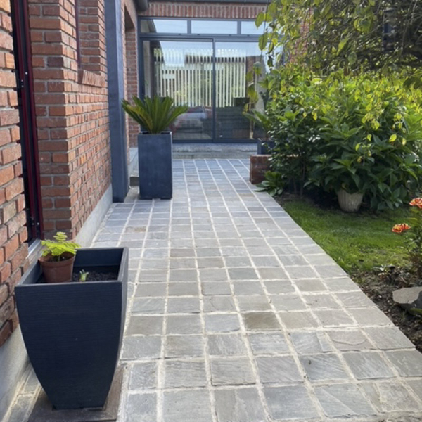 pavé-grès-kandla-gris-20x20x4à6-1 (2) pavé-grès-kandla-gris-20x20x4à6-1 (2)