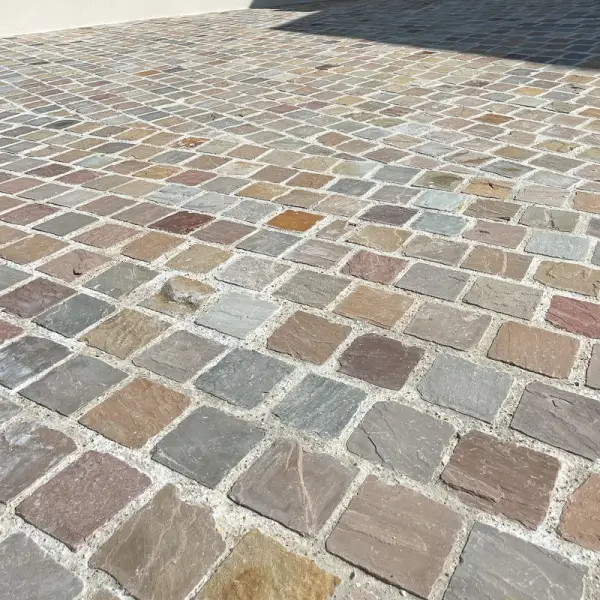pavés grès kandla revêtement de sol devant garage