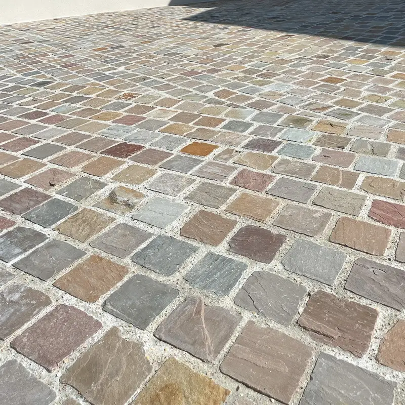 pavés grès kandla revêtement de sol devant garage