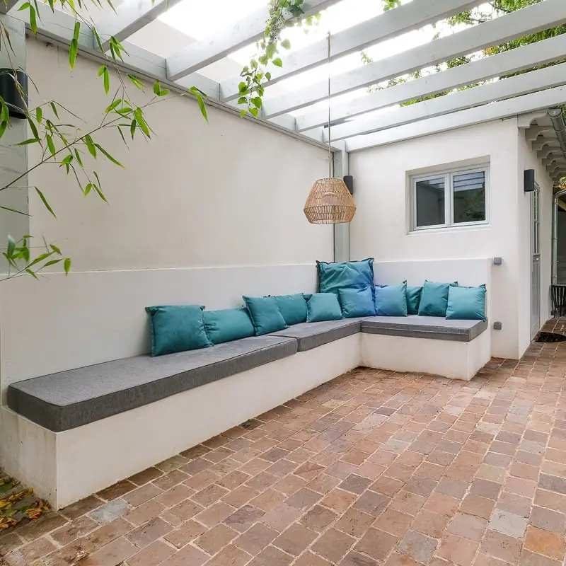 pavé grès kandla multicolore dans patio