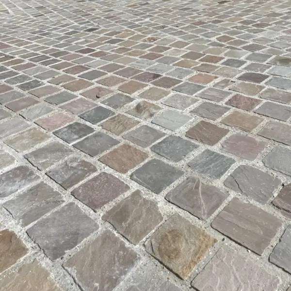 pave-kandla-multicolor-1 cour avec des pavé en grès kandla multicolor