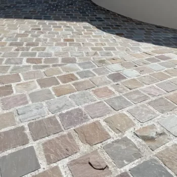 cour avec des pavé en grès kandla multicolor