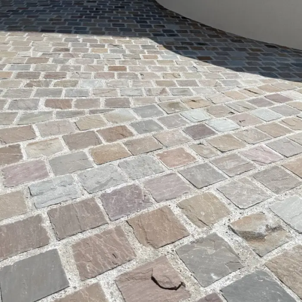 cour avec des pavé en grès kandla multicolor