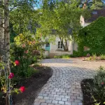 cour avec des pavé en grès kandla multicolor