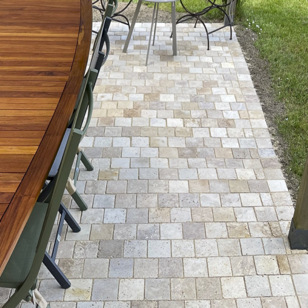 terrasse de jardin en pavé travertin bord de mer 12x12x5 vue du dessus