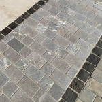 allée en pavé gris bleu avec rangée pavés noirs