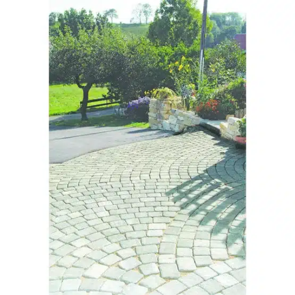 paves-multiformats-en-cinq-teintes-baroco-vieilli-002427618-product_maxi pavé blanc vieilli dans une allée de garage