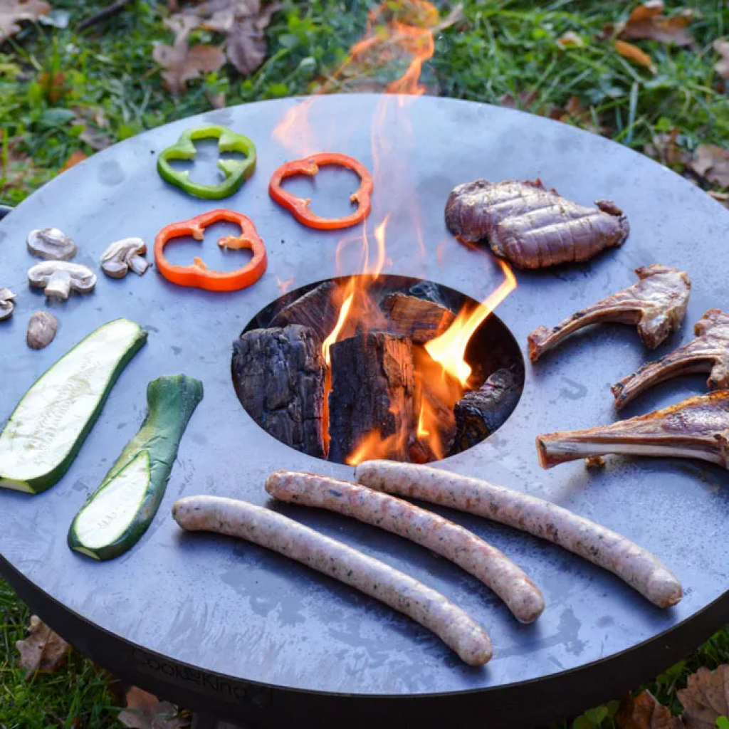 petit brasero fonte plancha avec le feu allumé