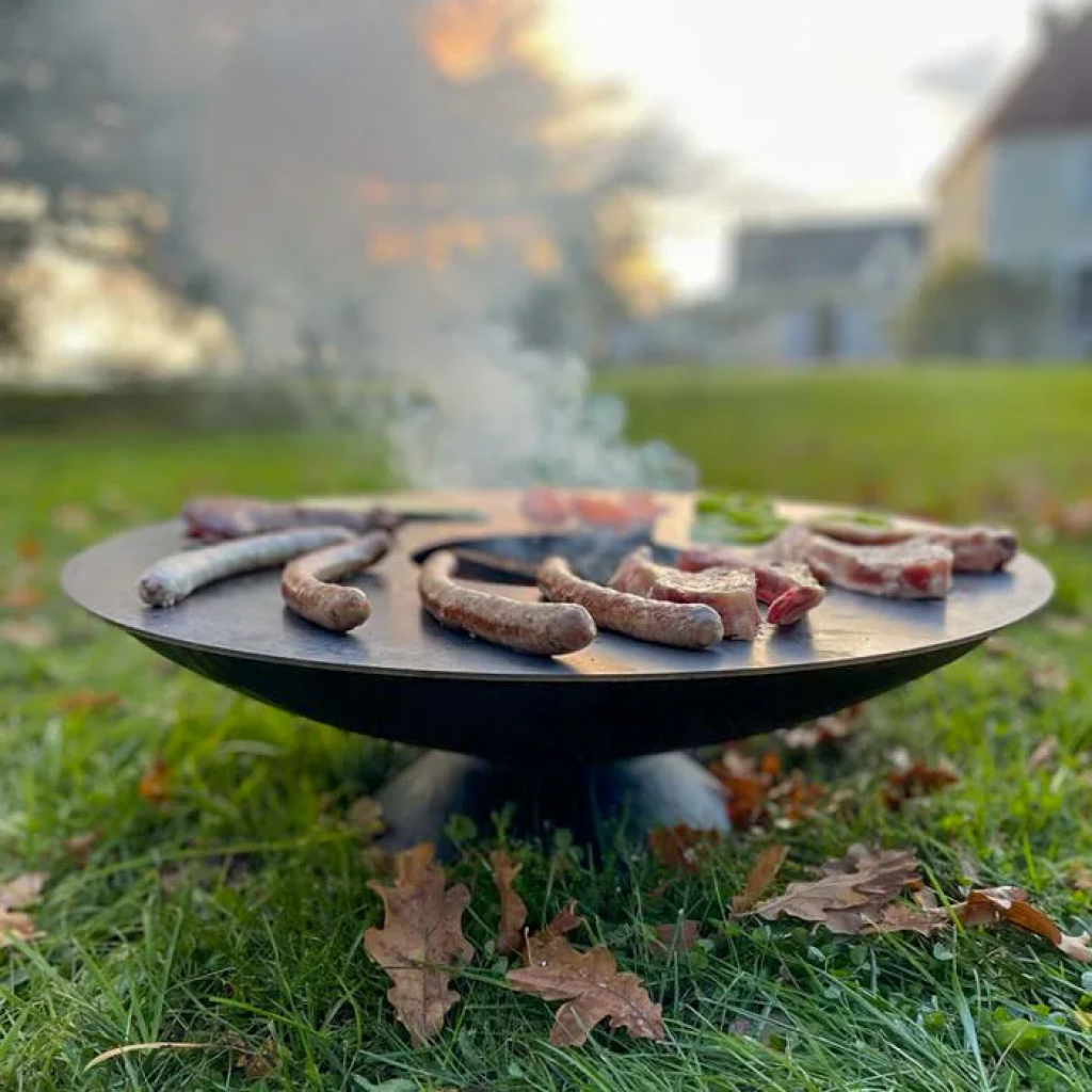 petit brasero fonte plancha cuisant de la viande et des légumes