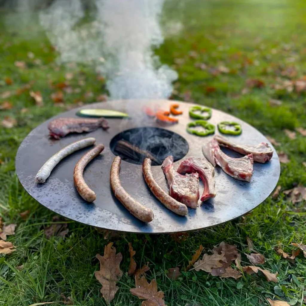 petit brasero fonte plancha avec de la viande et des poivrons