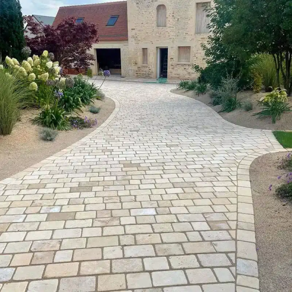 allée d'entrée conçue en pavé du limousin