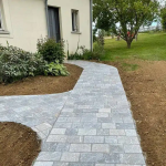 allée devant maison avec pavé gris bleuté