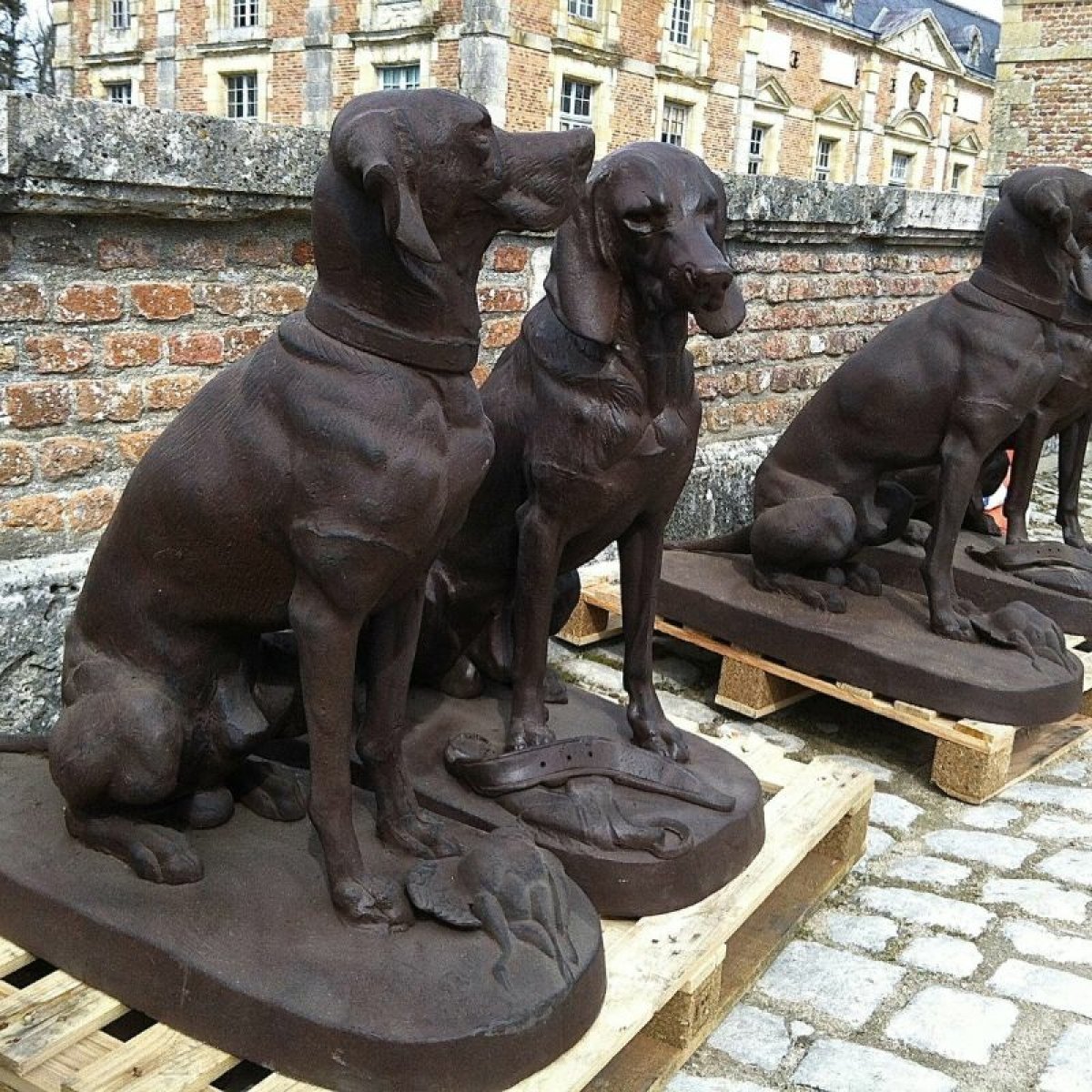 statues de chiens de chasse sur leur palette de livraison