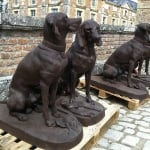 statues de chiens de chasse sur leur palette de livraison