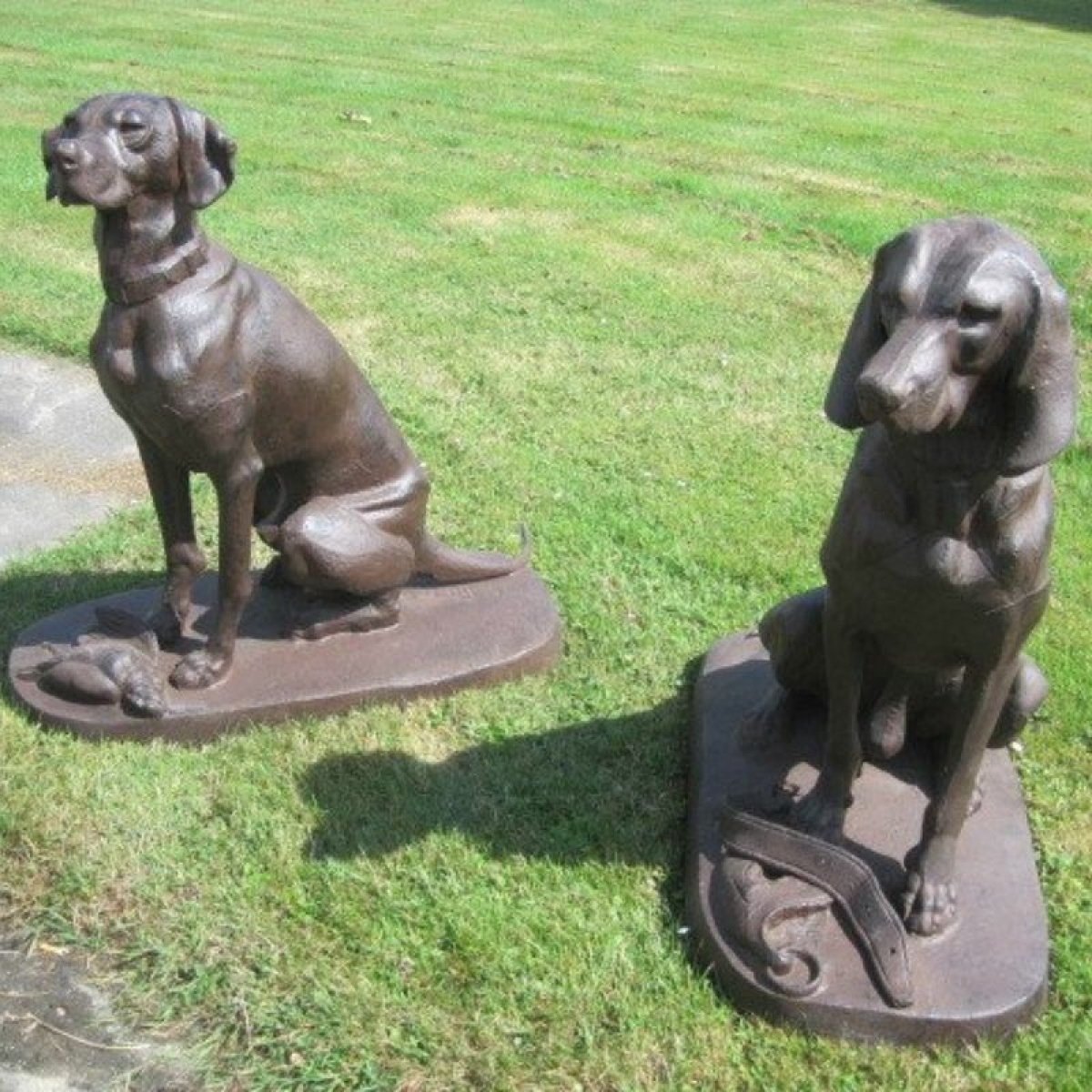 statues de chiens de chasse dans un jardin