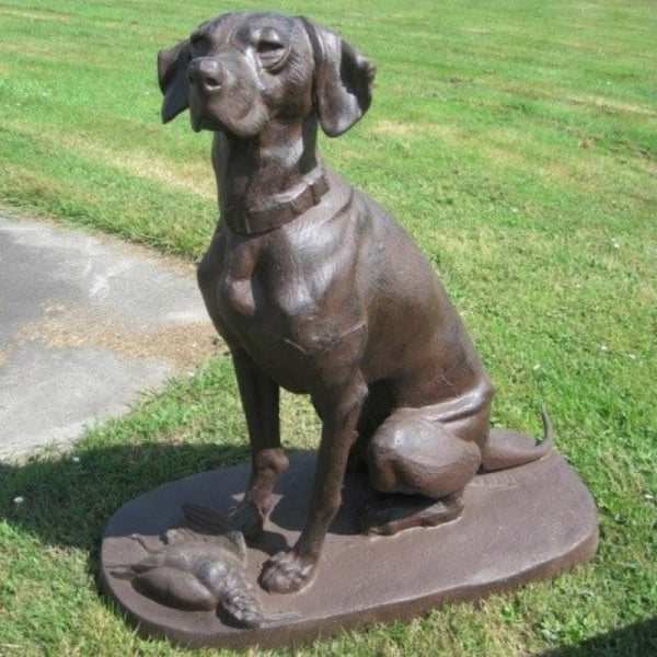 statue de chien d'arrêt dans un jardin