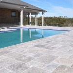 carrelage travertin silver gris pose opus autour piscine