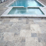 carrelage travertin silver gris autour d'une piscine