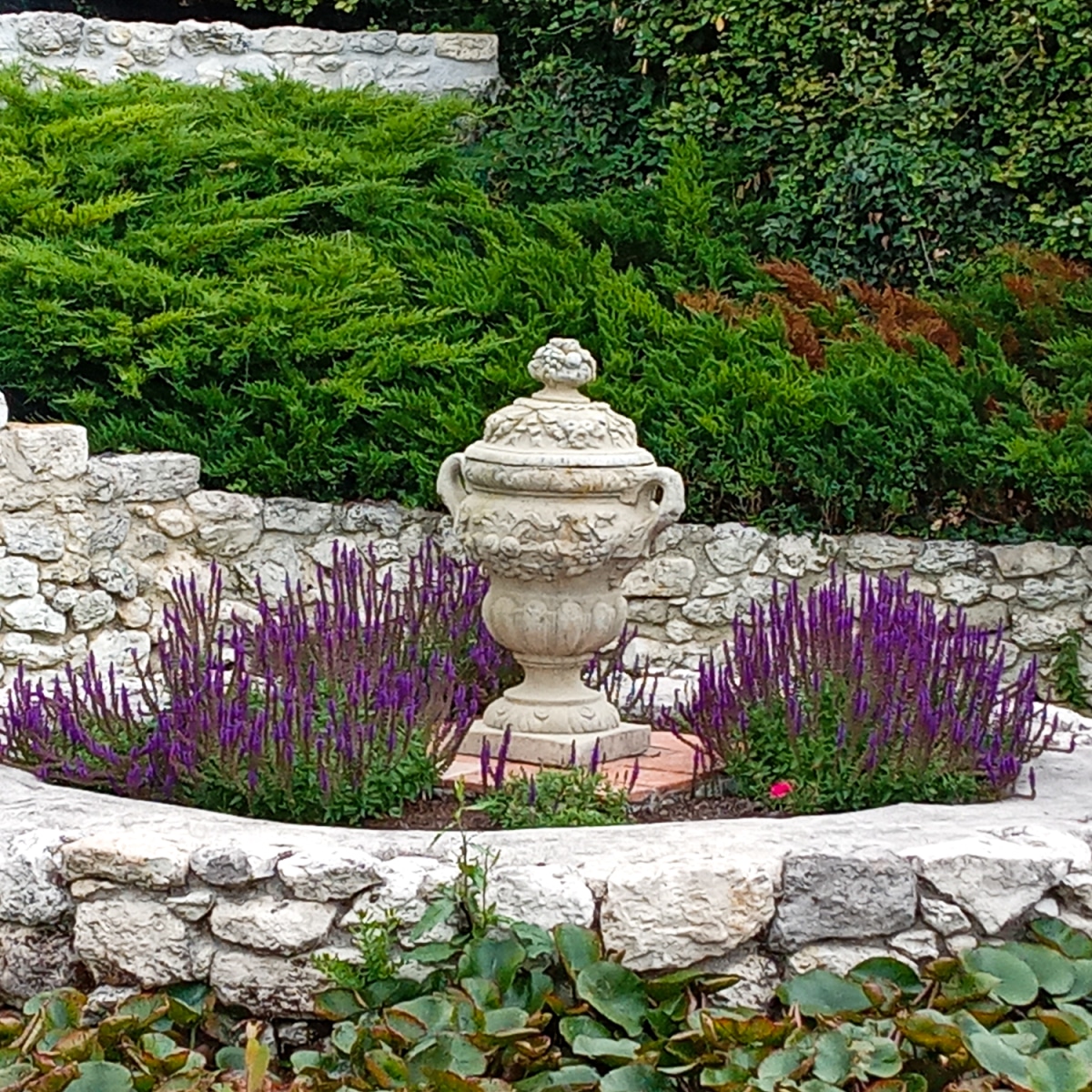 urne anses dans jardin