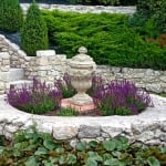 urne anses dans jardin près d'un bassin