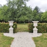 2 vases Medicis dans un jardin