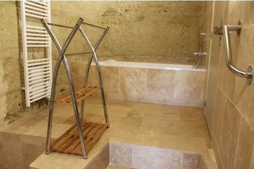 salle de bain d'un gite avec carrelage en travertin