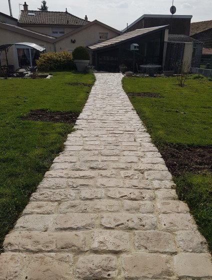 allée dans un jardin en pavé en pierre