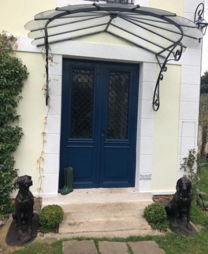 porte d'entrée deux statues de chien