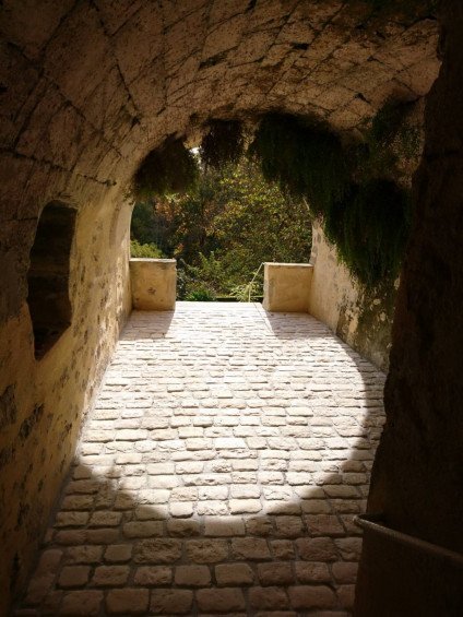 Entrée extérieur avec une arche en pierre