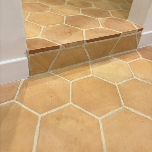 TOMETTE HEXAGONALE MOULÉE MAIN ROSÉE 20x20 Tomette hexagonale 20x20 sur une marche d'escalier