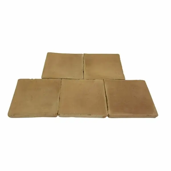 Tomette carrée moulée main rosée 16x16x2 cm Tomette carrée moulée main rosée 16x16x2 cm sur fond blanc