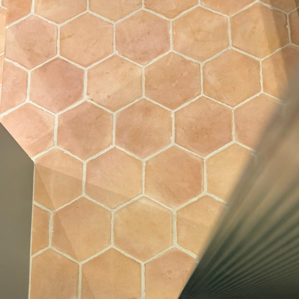 tomette-hexa-moulée-main-rosee-03 tomette-hexa-moulee-main-rosee