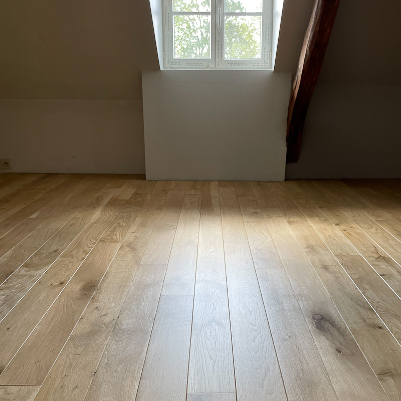 parquet authentique posé dans une chambre sous les combles