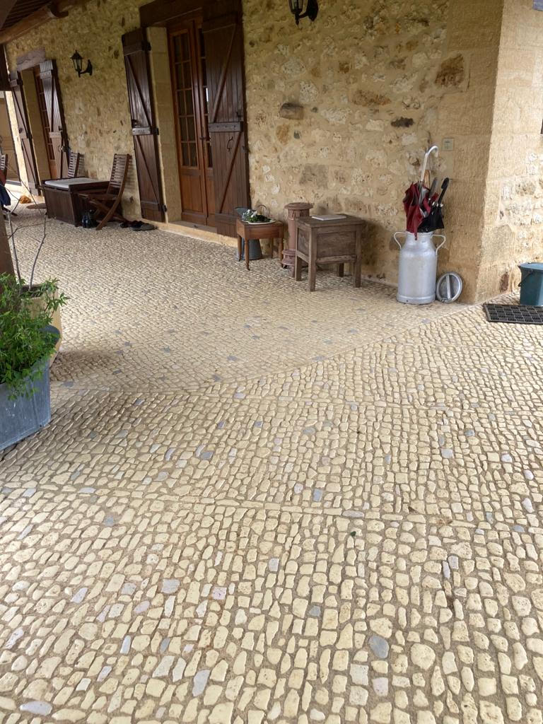 Extérieur d'une maison rustique avec une pose de pisé du Périgord