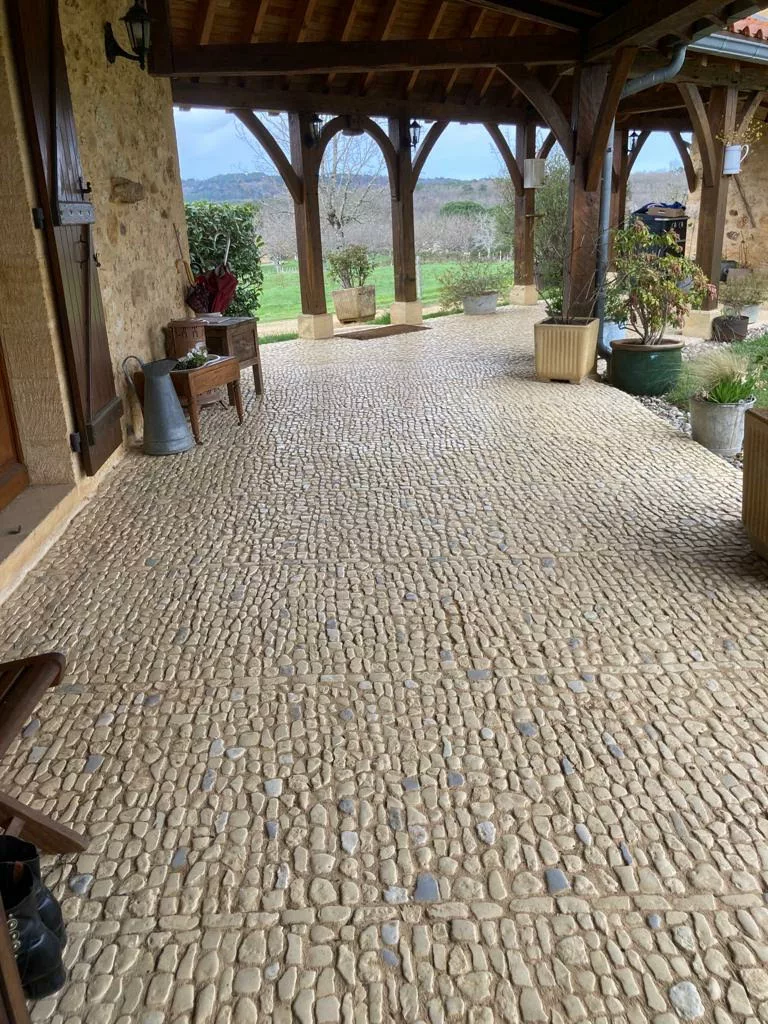 Maison rustique avec pose de pisé du Périgord au niveau de l'entrée