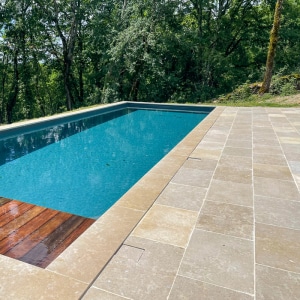 margelle templier autour d'une piscine