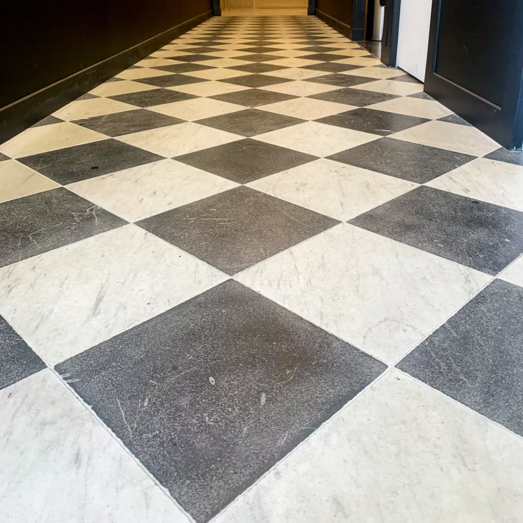 CARRELAGE DAMIER EN MARBRE VIEILLI SABLÉ