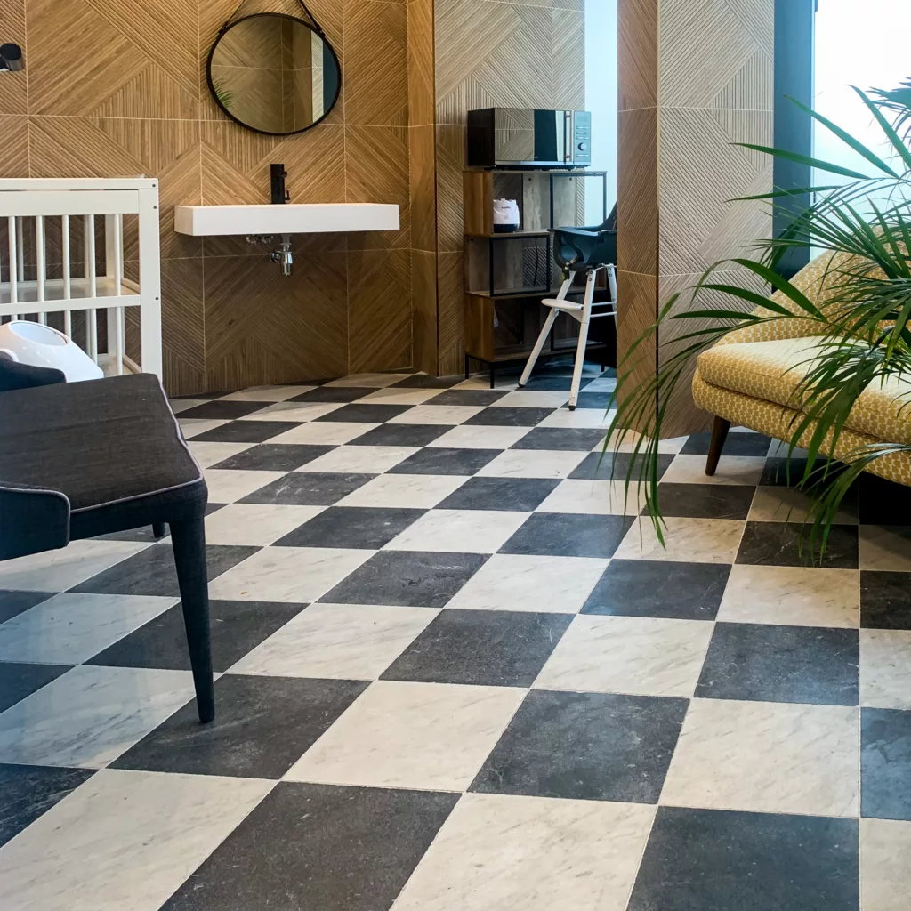 CARRELAGE DAMIER EN MARBRE VIEILLI SABLÉ