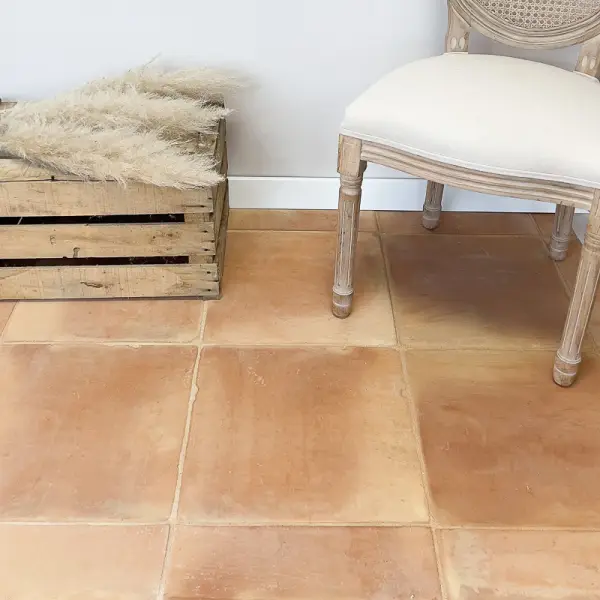 TOMETTE CARRÉE MOULÉE MAIN ROSÉE - 38,5 x 38,5 x 2,3 cm TOMETTE-CARREE-MOULEE-MAIN-ROSEE-385-cm-x-385-cm-x-23-cm au sol dans un salon