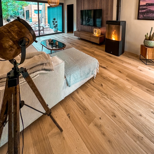 sol en parquet chêne massif dans une salle de séjour avec poêle à bois