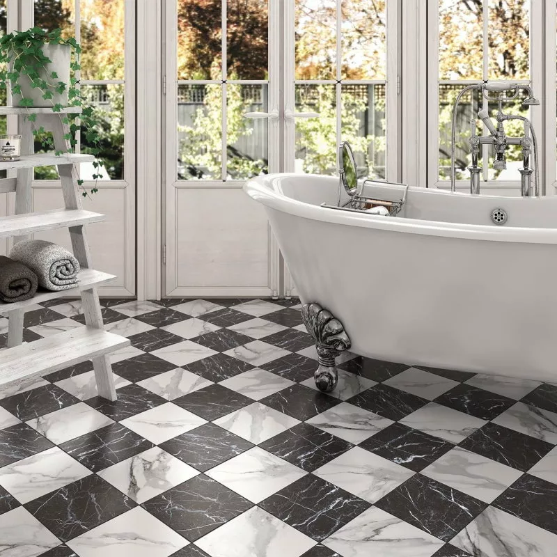 Salle de bain avec CARRELAGE DAMIER EN MARBRE VIEILLI SABLÉ