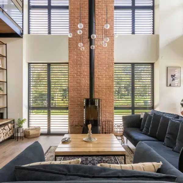 04-scaled pierre parement brique derrière un poêle à bois