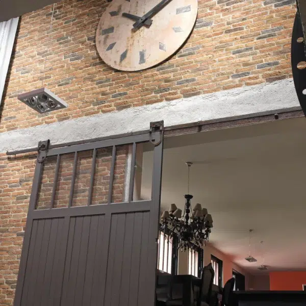 B6 pierre parement brique 5 tons posé au mur intérieur d'une maison