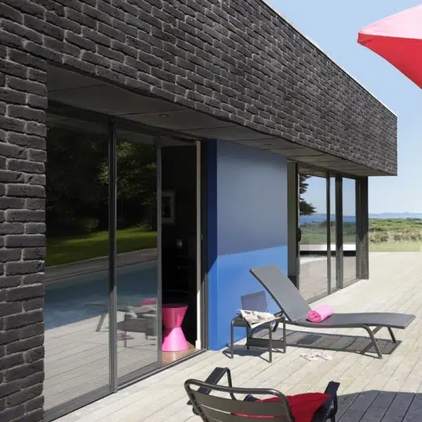 BRIQUE_NOIRE_EXT_pt_format pierre parement brique noire posée sur la façade extérieure d'une maison