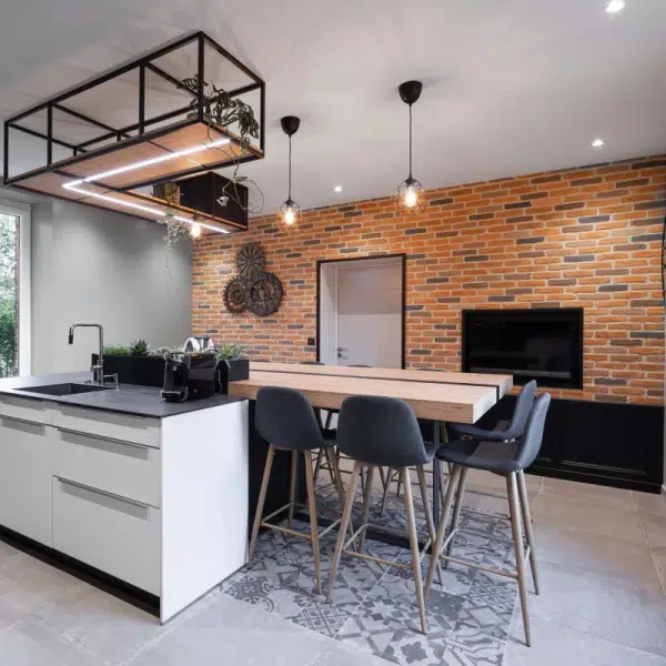 ORSOL-Brique-5-tons-Photo-SerieL-studio-Realisation-Adrien-cuisiniste-85-scaled un mur intérieur d'une maison contemporaine effectué avec de la pierre de parement brique 5 tons