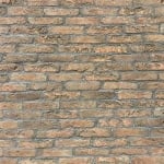 zoom sur un mur en bardage brique old school ton rouge cuivré