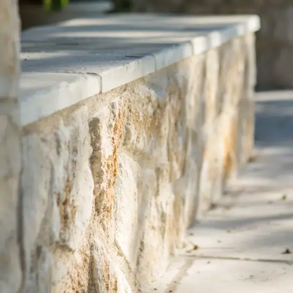 Pierre de parement naturelle Ocre pierre parement naturelle ocre posée sur un petit muret