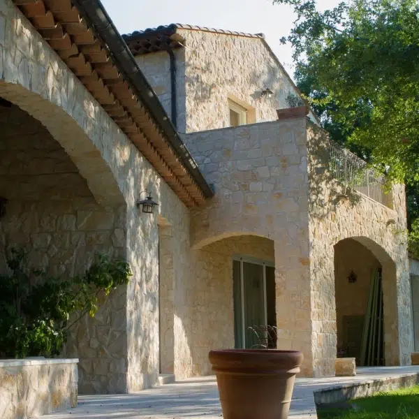 pierre parement naturelle ocre posée sur la façade extérieur d'une maison provençale