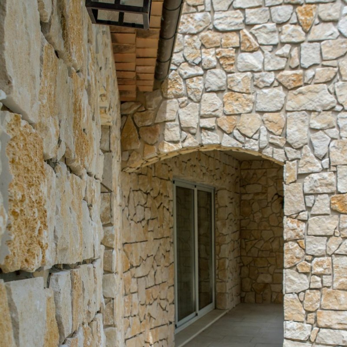Photo d'une maison avec de la pierre de parement naturelle ocre